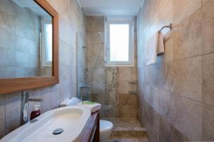 A bathroom at Villa Aziza