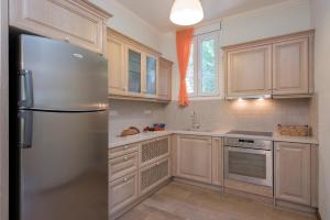 A kitchen or kitchenette at Villa Aziza