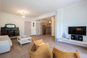 A television and/or entertainment centre at Villa Aziza