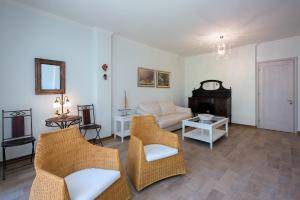 A seating area at Villa Aziza
