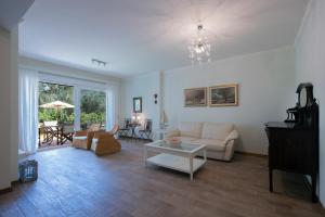 A seating area at Villa Aziza