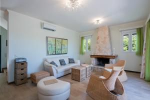 A seating area at Villa Aziza