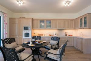 A kitchen or kitchenette at Villa Aziza