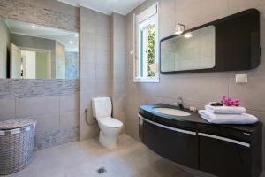 A bathroom at Villa Aziza