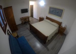 an overhead view of a bedroom with a bed and a desk at Agriturismo Su Meurreddu in Tratalias