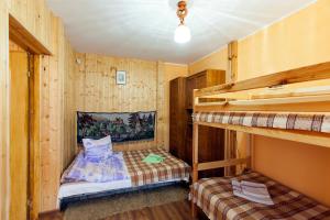 sypialnia z 2 łóżkami piętrowymi w kabinie w obiekcie Chatka u Dziadka w Szklarskiej Porębie