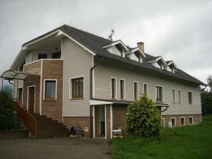 Byggingin sem gistihúsið er í