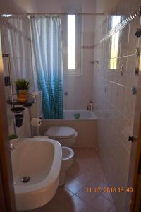 a bathroom with a tub and a toilet and a sink at Salto del Gatto in La Spezia