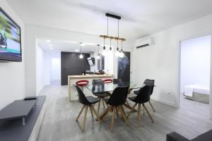 een keuken en eetkamer met een tafel en stoelen bij 5 SENSES in Valencia