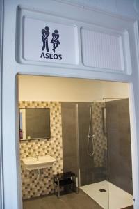 een badkamer met een douche en een wastafel bij Pension Casa Pinilla in Cascante