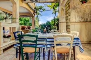 a dining room with a table and chairs at Mali Miločer Bay Accommodation in Sveti Stefan