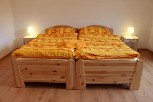 ein Bett mit zwei Schubladen und zwei Lampen in einem Schlafzimmer in der Unterkunft Penzión Alfréd in Stará L'ubovňa