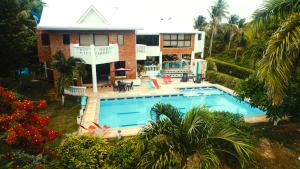 Casa de las Flores tropical内部或周边的泳池