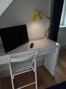 una scrivania bianca con lampada e computer portatile di Lisbon, Wifi, AC a Lisbona