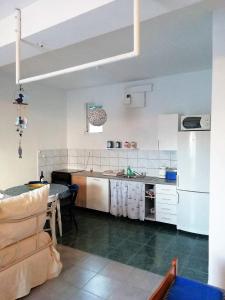 una cocina con fregadero y mesa. en Blue Holidays Apartment en Šibenik