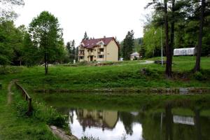 Gedung tempat guest house berlokasi