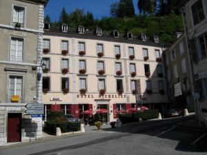 un gran edificio blanco con un hotel enfrente en Hotel Richelieu, en Eaux-Bonnes