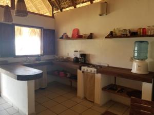 una cucina con piano cottura, lavandino e finestra di Casa Aditi a Mazunte