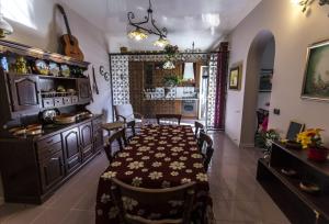 una sala da pranzo con tavolo e una cucina di Liu' e il mare a San Leone