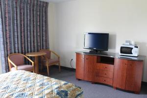 TV a/nebo společenská místnost v ubytování Krystal Penguin Inn