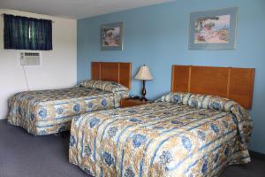 Postel nebo postele na pokoji v ubytování Krystal Penguin Inn