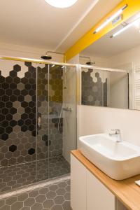 ein Bad mit einem Waschbecken und einer Dusche in der Unterkunft Arbans Elegant apartment in the city center in Bukarest