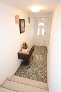 korytarz z drzwiami, stołem i schodami w obiekcie Stone House Dragutinovic w Kotorze