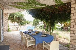 Bazén v ubytování Beach Villa Olivia nebo v jeho okolí