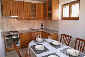 Kuchyň nebo kuchyňský kout v ubytování Beach Villa Olivia