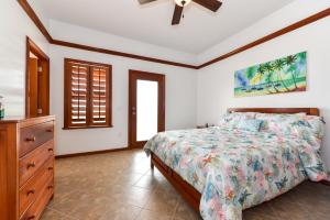 Orchid Bay Resort tesisinde bir odada yatak veya yataklar