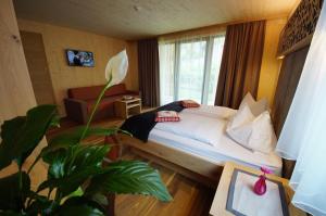 um quarto de hotel com uma cama e uma grande janela em La Palsa em La Valle