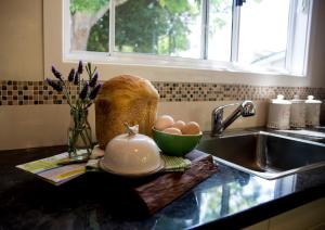 una encimera de cocina con fregadero y huevos en una tabla de cortar en Farview Guest Accommodation, en Pickering Brook