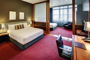 Letto o letti in una camera di Rendezvous Heritage Hotel Auckland