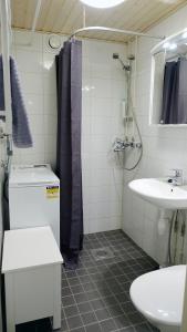ヘルシンキにあるKR studio apartment Harjuのシャワーと洗面台付きのバスルーム
