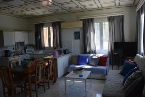 A seating area at Monte Caputo Holiday House
