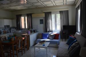 A seating area at Monte Caputo Holiday House
