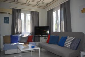 A television and/or entertainment centre at Monte Caputo Holiday House