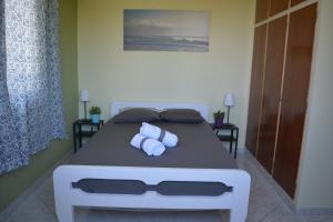 A bed or beds in a room at Monte Caputo Holiday House