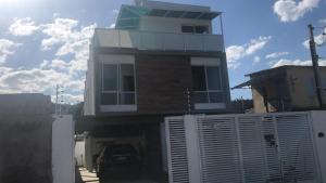 een gebouw met een auto ervoor geparkeerd bij Recanto Duas Peras in Caraguatatuba