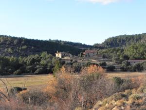 vistas a un campo con casas en una colina en Mas de Muñoz, en Mora de Rubielos