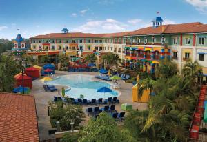 卡爾斯巴德的住宿－LEGOLAND California Hotel and Castle Hotel，一座带游泳池和大楼的度假村