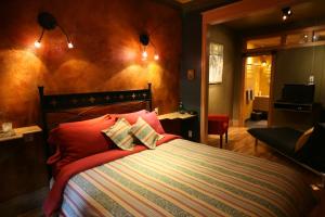 ein Schlafzimmer mit einem Bett mit roten Kissen in der Unterkunft A La Carte Bed & Breakfast in Montreal