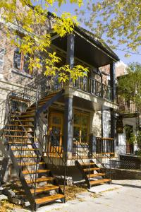 uma casa com uma escada em espiral em frente em A La Carte Bed & Breakfast em Montreal