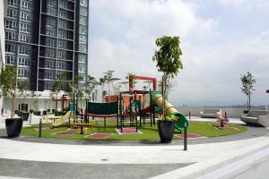 un parco giochi di fronte a un alto edificio di FA SUITE 13@DE CENTRUM CITY a Kajang