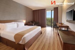 Tempat tidur dalam kamar di Swiss-Belhotel Sorong
