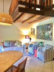 un salon avec des canapés et une table dans l'établissement Vilarejo Do Farol, Praia do Forte, à Praia do Forte