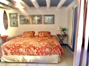 une chambre avec un grand lit dans une pièce dans l'établissement Vilarejo Do Farol, Praia do Forte, à Praia do Forte