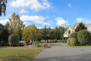 Vườn quanh Colonial Manor Motel