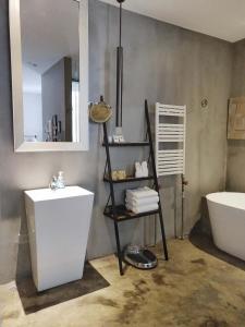 西安春秋舍设计师酒店(半坡国际艺术区)的一间浴室