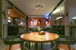 西安春秋舍设计师酒店(半坡国际艺术区)餐厅或其他用餐的地方